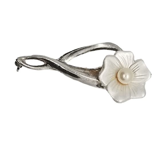 VINTAGE SILVERPLATED & WHITE PETAL FLOWER WITH FAUX PEARL PIN - Picture 2 of 3